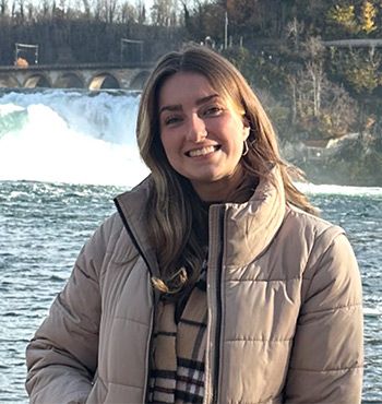 Head and shoulder photo of Carla Ewart