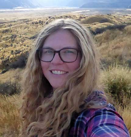 A head and shoulder photo of Dr Maria Wilke outside in nature