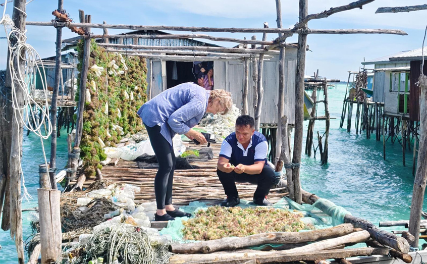 Prof. Juliet Brodie meets with seaweed farmers in Malaysia